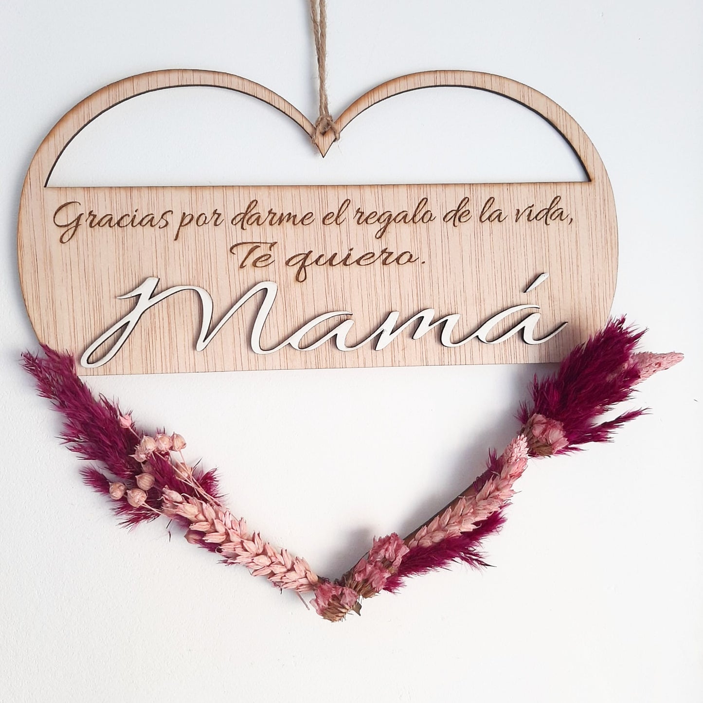 Corazón de madera grabado con una frase personalizada para el día de la madre.