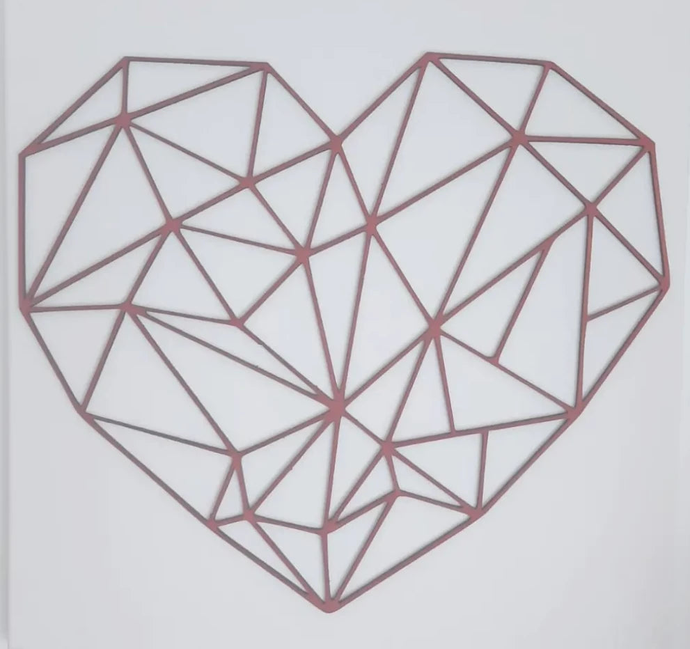 Corazón geométrico de madera pintado a mano, sobre un  lienzo en blanco.